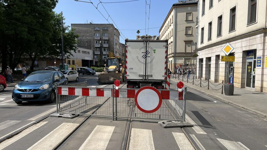 Na ul. Starowiślnej w Krakowie trwają prace polegające na naprawie torowiska przy skrzyżowaniu z ulicą Dietla. Utrudnienia potrwają do 2 czerwca.