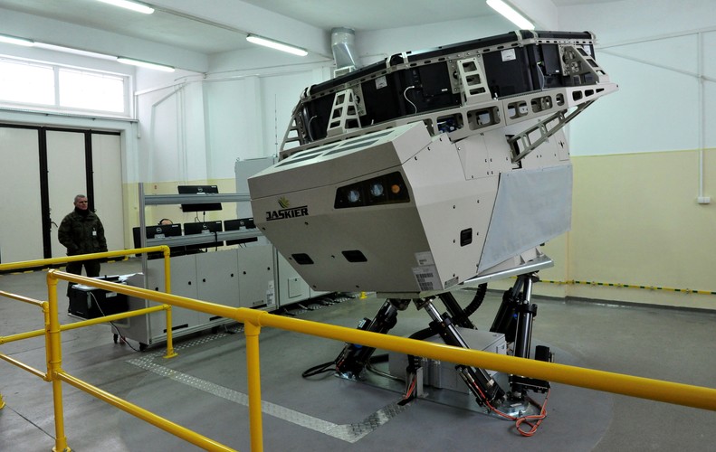 W symulatorze zastosowano platformę o 6 stopniach swobody, przez co urealnienie zachowania się wnętrza pojazdu maksymalnie zbliżone jest do rzeczywistych warunków eksploatacji w terenie.<br><br> fot. (zuz) PAP/Marcin Bielecki