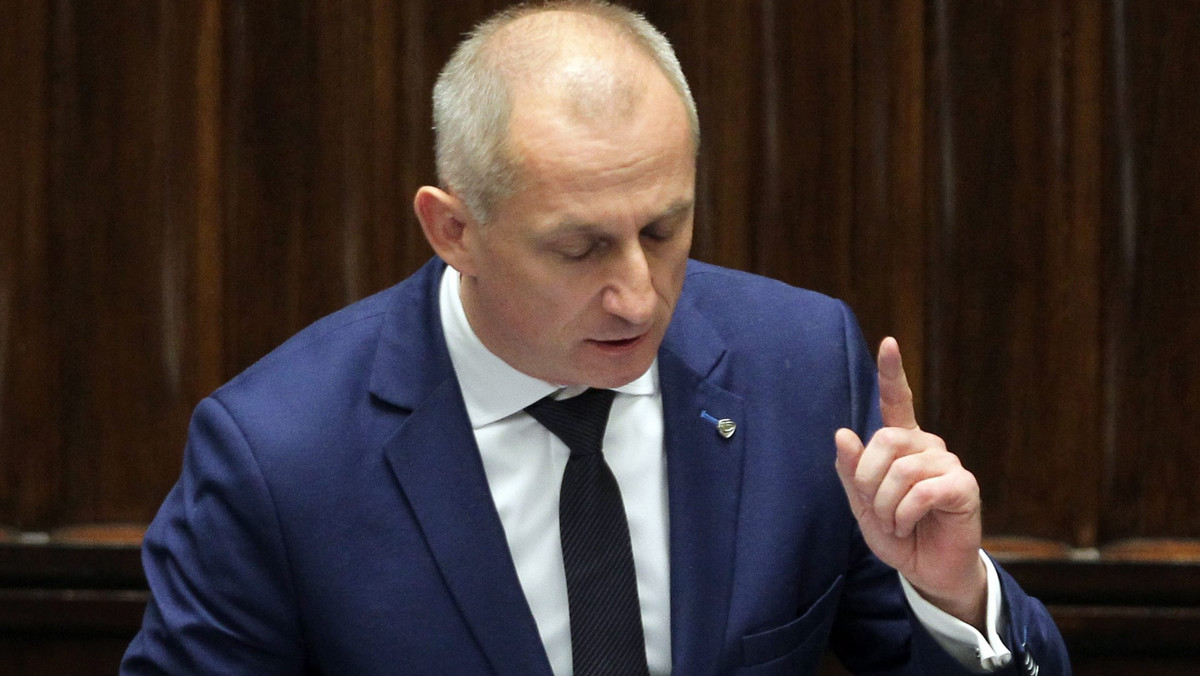 Szef klubu PO Sławomir Neumann zażądał w Sejmie od premier Beaty Szydło natychmiastowej dymisji wiceministra Patryka Jakiego. Według niego Jaki w debacie sejmowej posłużył się anonimem i donosem.