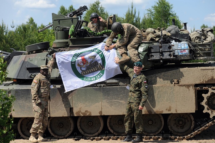 Jak zauważył Milley, Europa od ponad 70 lat pokazuje, 'jak pokój i dobrobyt mogą się rozwijać w zgodzie z praworządnością, otwartym społeczeństwem, poszanowaniem praw człowieka i wolności wyznania, i poglądów politycznych, co jest prawem wszystkich obywateli'.

'Stany Zjednoczone oczywiście podzielają te wartości, ponieważ leży to w naszym wspólnym interesie, i chcemy bronić tych wartości dla przyszłych pokoleń. My, armia Stanów Zjednoczonych, jesteśmy zdeterminowani, by wziąć w tym udział' – powiedział Milley.
<br><br> (mb/mr) PAP/Marcin Bielecki