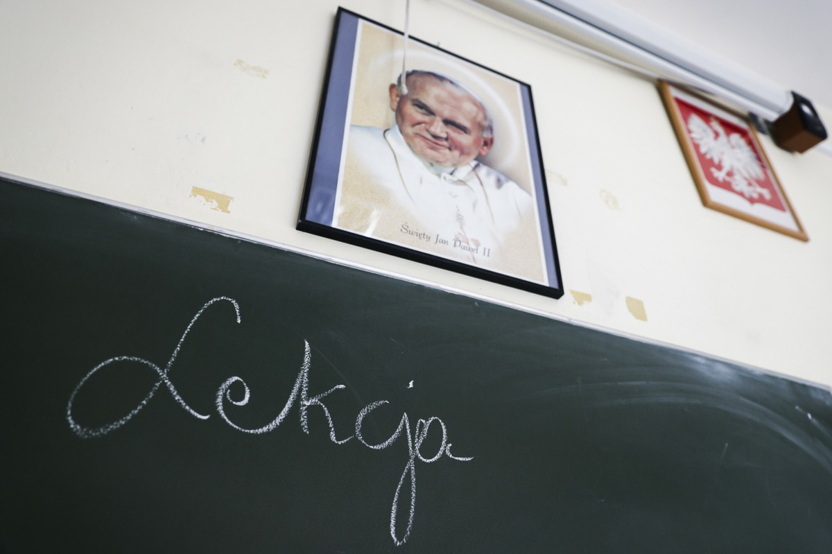 Ile lekcji religii w szkołach? Polacy zabrali głos [SONDAŻ]