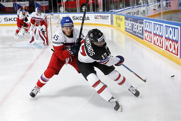 Wayne Simmonds i Radim Simek