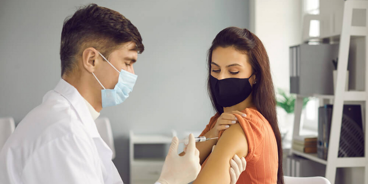 Ciężar organizacji szczepień w zakładach pracy spoczywa w większości na podmiocie leczniczym, który współpracuje z pracodawcą. W związku z tym warto starannie wybrać instytucję przeprowadzającą szczepienia.