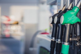 Dlaczego ceny paliw rosną? Analityk: przestaliśmy siedzieć zamknięci w domach