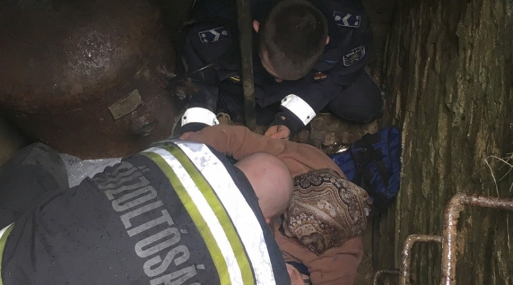 Aknába esett nőt mentettek meg / Fotó: police.hu