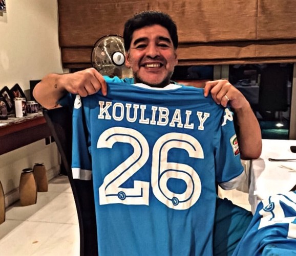Dijego Maradona, legenda Napolija, sa dresom sadašnjeg defanzivca Kulibalija