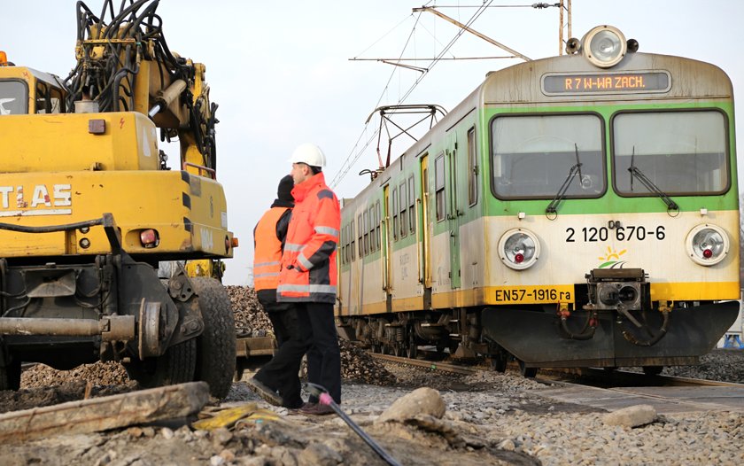 Przejścia dla pieszych już widać, tunel ciągle zasypany