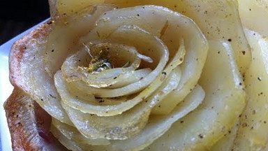 Smaczne i efektowne róże z pieczonych ziemniaków. Przekonajcie się, jak je zrobić