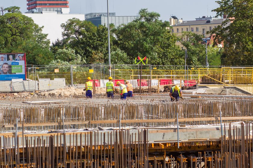 Zawieszono wiechę na budowie ronda Kaponiera. Czy to żart?