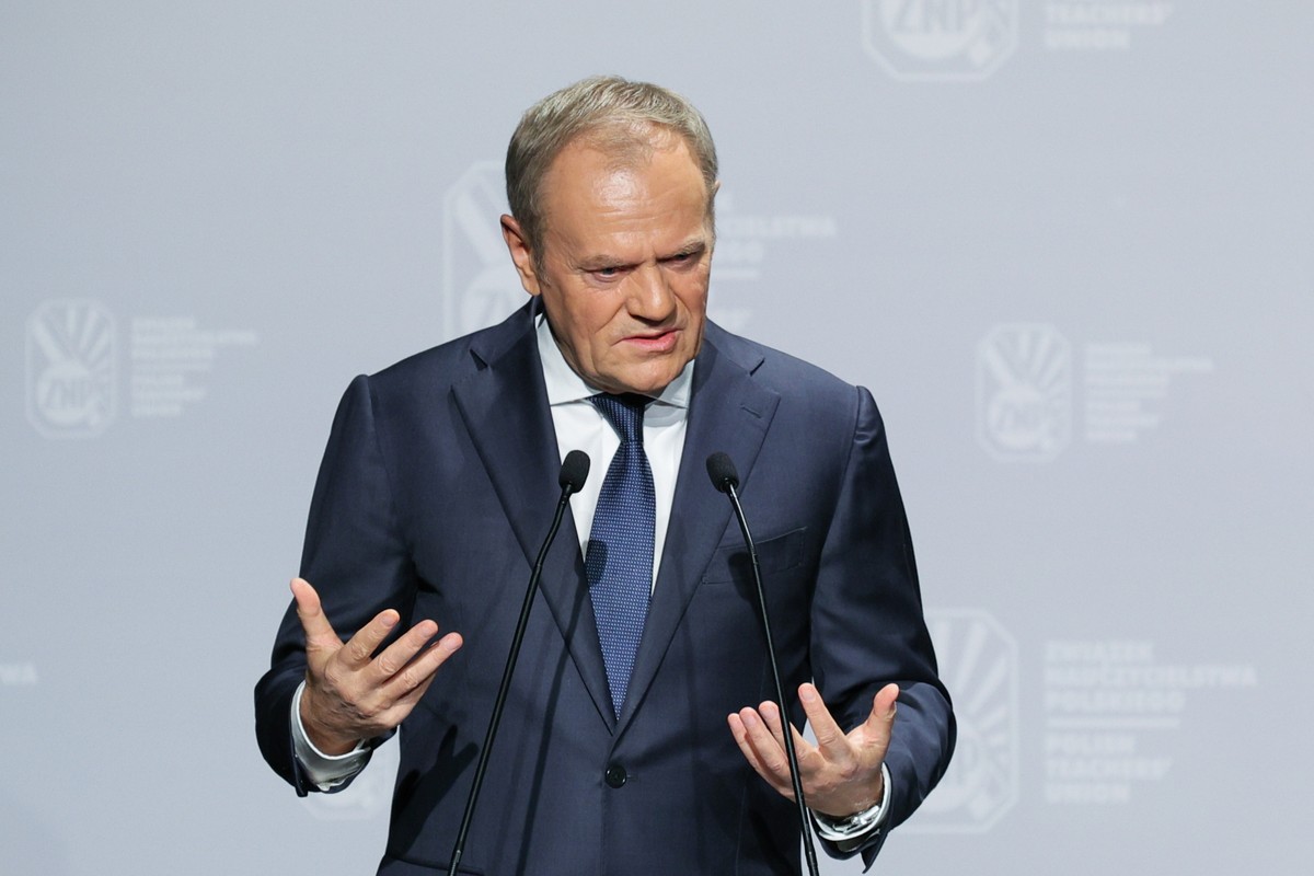 Warszawa, 22.11.2024. Premier Donald Tusk przemawia na XLIII Krajowym Zjeździe Delegatów Związku Nauczycielstwa Polskiego, 22 bm. w siedzibie ZNP w Warszawie. Celem Zjazdu ZNP, odbywającego się pod hasłem "Łączy nas edukacja!", jest podsumowanie ostatnich pięciu lat działalności związku i przyjęcie strategii na kolejną kadencję