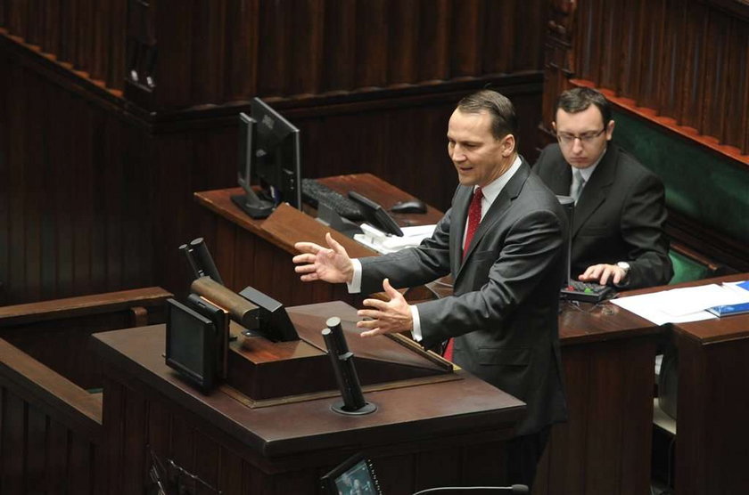 Sikorski zostaje. Tak zdecydowali posłowie