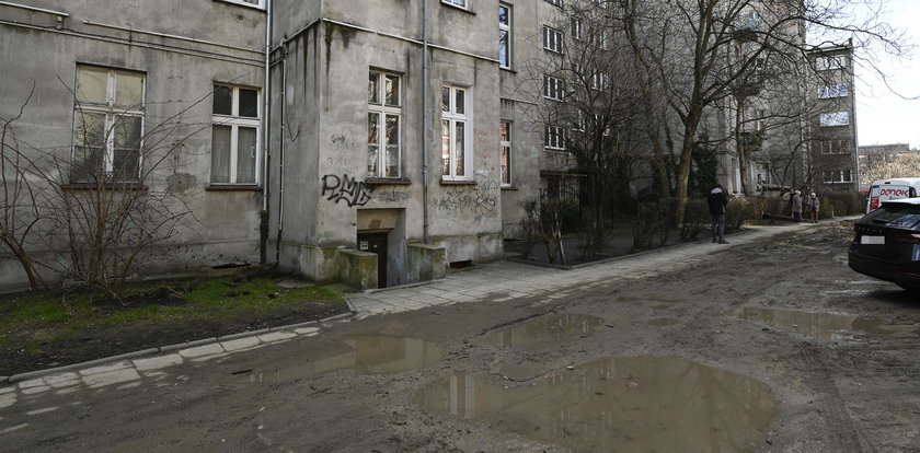 Podwórko przy pl. Pereca tonie w błocie. Jest odpowiedź zarządcy.