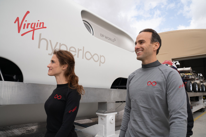 Virgin Hyperloop - pierwszy pasażerski test kolejki