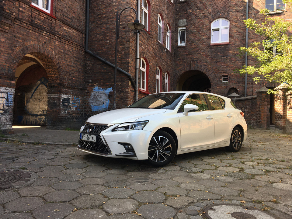 Lexus CT 200h w cenie Toyoty Corolli Test