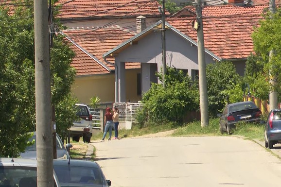 "IMAJU MALU BEBU I RANIJE SU GA PRIJAVLJIVALI ZA NASILJE" Komšije devojke i njenih bake i deke koje je izbo pomahnitali napadač otkrili da je poznat od ranije kao NASILNIK
