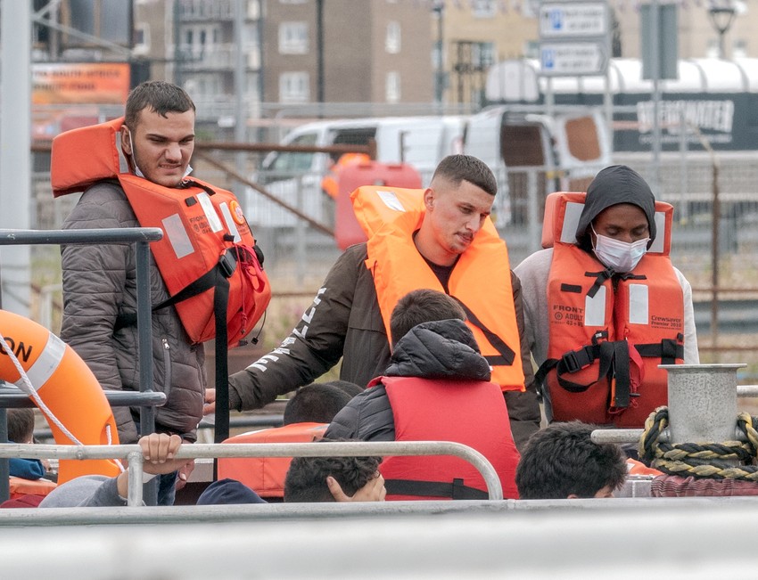 Migranti u Doveru nakon prelaska Lamanša u čamcima