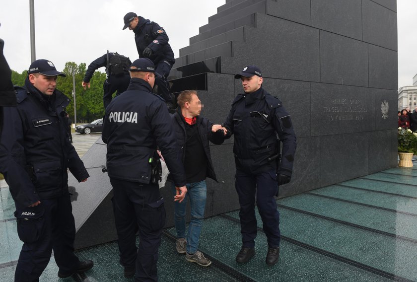 Wszedł na pomnik smoleński. Ściągnęła go policja