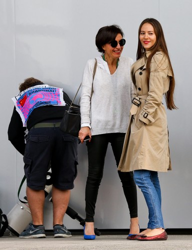 Jenson Button ściga się pod czujnym okiem pięknej partnerki