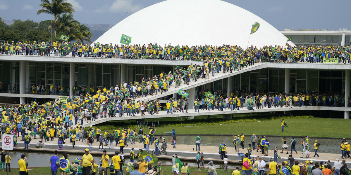 Tłum zwolenników Bolsonaro przedarł się przez kordony sił bezpieczeństwa i wtargnął do budynków ministerstw, Kongresu i na parking pałacu prezydenckiego.