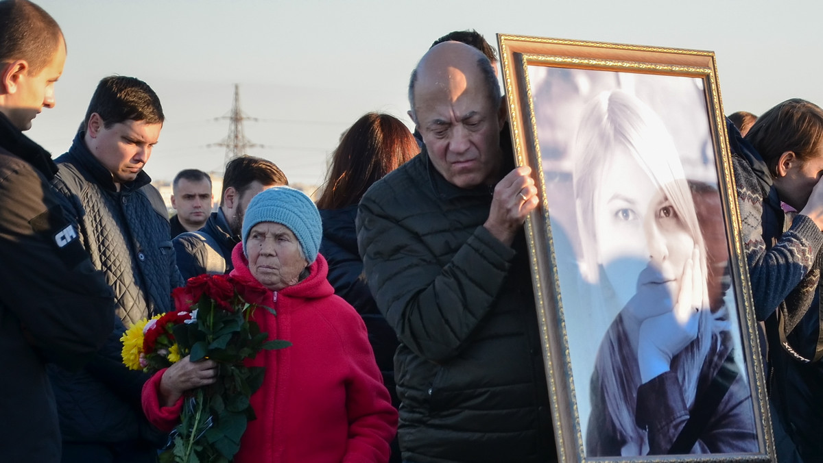 Około tysiąca osób zebrało się w poniedziałek wieczór w Kijowie przed Biurem Prezydenta Ukrainy, by żądać rzetelnego śledztwa ws. ataków na aktywistów i zarazem uczcić pamięć Kateryny Handziuk, która zmarła rok temu z powodu oparzeń po oblaniu kwasem siarkowym.