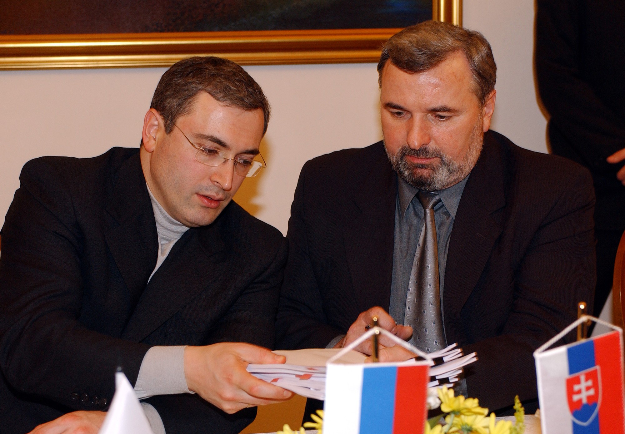 Michail Chodorkovskij a bývalý slovenský minister hospodárstva Ľubomír Harach v roku 2002.