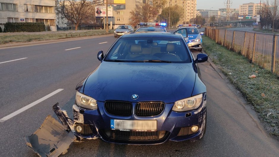 Pijana 31-latka postanowiła pojechać do sklepu po mleko i poobijała swoje bmw