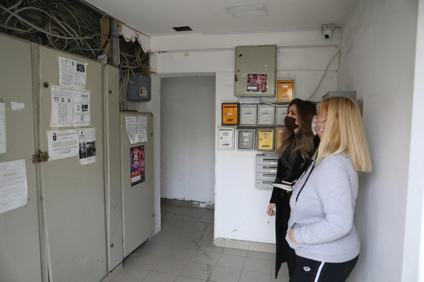 Kablovi za struju tik uz vodovodne cevi