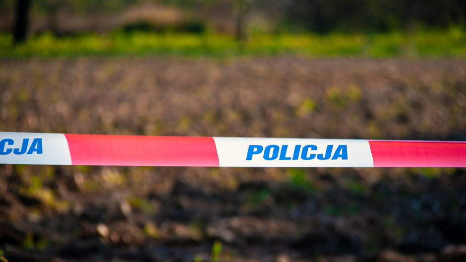 Policja pilnuje miejsca znalezienia niewybuchu do przyjazdu saperów