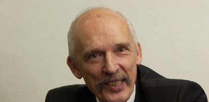 Korwin-Mikke pije z gwinta i nie płaci za...