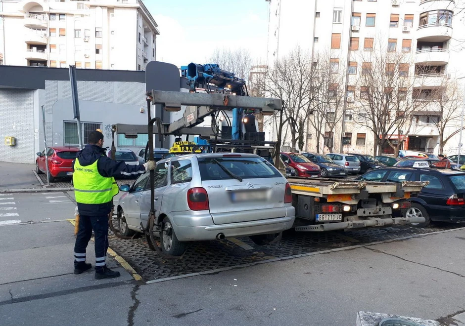 "Pauk" odnosi auto "divljem" taksisti