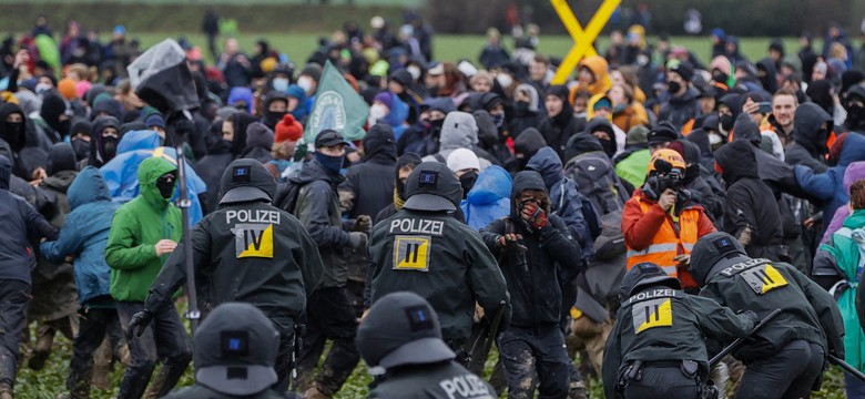 Zamieszki w Luetzerath. Wśród rannych "trzycyfrowa liczba" aktywistów i 70 policjantów