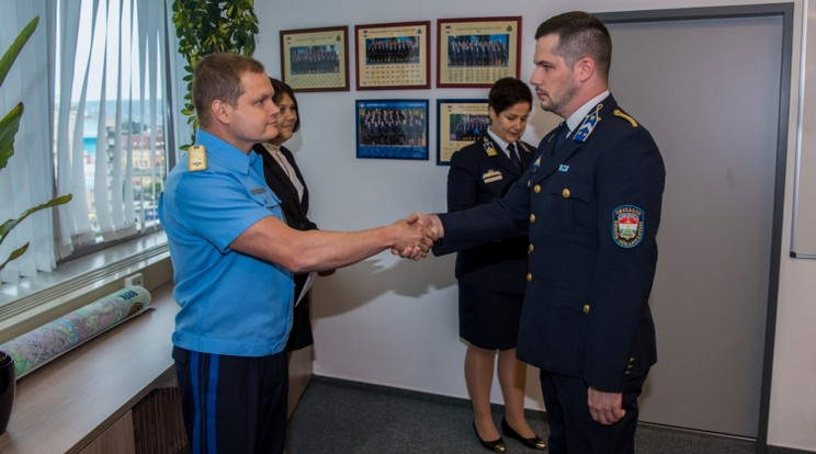 Dr. Terdik Tamás r. dandártábornok, Budapest rendőrfőkapitánya  elismerésben és jutalomban részesítette a rendőröket / Fotó: police.hu