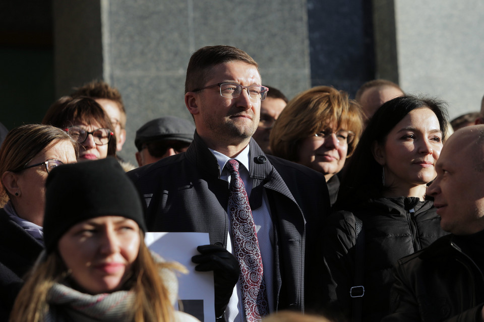 Demonstracja wspierająca Pawła Juszczyszyna przed Sądem Rejonowym w Olsztynie