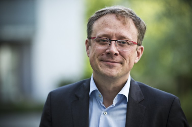 <strong>17. Rafał Reiwer</strong>
<br></br>zastępca dyrektora departamentu wykonania orzeczeń i probacji w Ministerstwie Sprawiedliwości <br></br>Kilka lat temu Zbigniew Ziobro powierzył mu misję przeprowadzenia reformy komorniczej. W największym skrócie sprowadzała się ona do zwiększenia nadzoru nad komornikami, wzmocnienia praw dłużników (obowiązkowe nagrywanie niektórych egzekucji, ułatwienia we wnoszeniu
skarg) czy obniżenia opłat egzekucyjnych. Opór środowiska komorniczego przeciwko niektórym rozwiązaniom był spory, ale dr Rafał Reiwer zagrał va banqe – mimo poważnych ostrzeżeń o możliwości doprowadzenia do upadku systemu egzekucji. Wprawdzie obie składające się na reformę ustawy – o komornikach sądowych i o kosztach komorniczych – samorząd zawodowy skierował do Trybunału Konstytucyjnego, ale po pierwszym roku funkcjonowania reformy trzęsienia ziemi nie było. Zamiast bankrutować, otwierają się nowe kancelarie, egzekwowane przez komorników sumy rosną. Jasne, że w odzyskiwaniu należności sprzyjają dobra koniunktura i niskie bezrobocie, ale i tak przynajmniej na razie dr Reiwer może triumfować. Zwłaszcza, że – jak podkreśla – w ostatnim czasie nie było żadnego wielkiego skandalu z udziałem komorników.<br></br>
PSZ