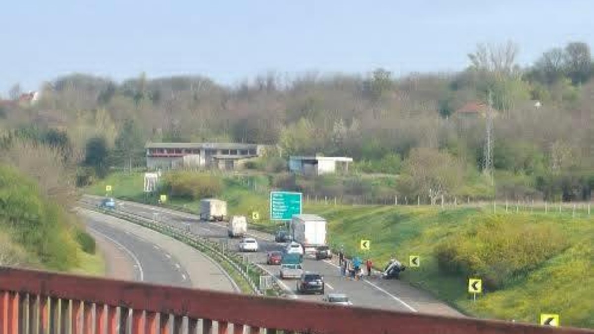 (FOTO) ŽESTOK UDES KOD PARAĆINA Vozilo sletelo s puta kod naplatne rampe i prevrnulo se: Vozači, oprez, stvaraju se gužve