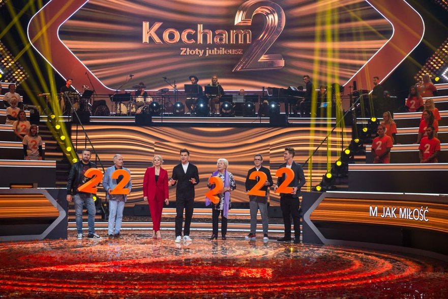 "Kocham Dwójkę. Złoty jubileusz". Kadr z programu. Na zdjęciu: Norbi, Karol Strasburger, Marzena Rogalska, Tomasz Kammel, Teresa Lipowska, Maciej Kurzajewski i Mikołaj Roznerski