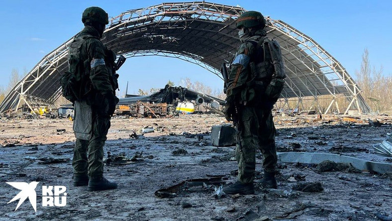 Rosyjscy żołnierze na tle zniszczonej maszyny