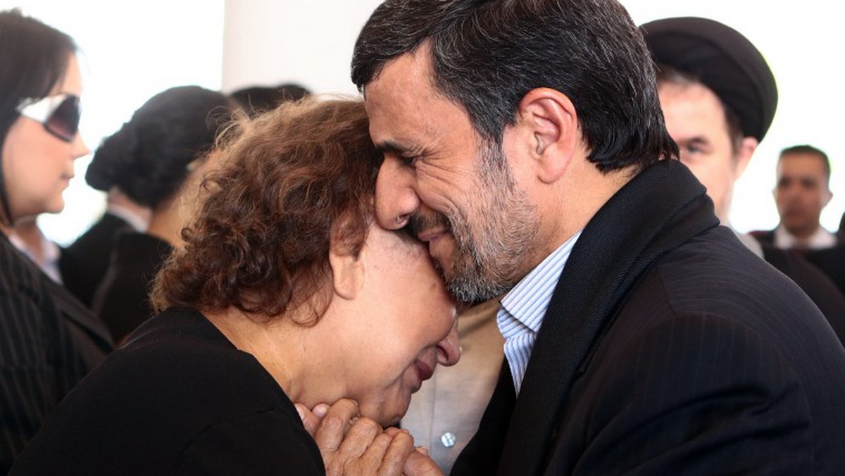 Prezydent Iranu Mahmud Ahmadineżad wywołał niezwykłe oburzenie w swoim kraju, gdy świat obiegło zdjęcie, na którym obejmuje matkę Hugo Chaveza, zmarłego prezydenta Wenezueli. Surowe prawo stanowi bowiem, iż muzułmańscy mężczyźni nie mogą dotykać kobiet, które nie są członkami ich bliskiej rodziny - pisze BBC.
