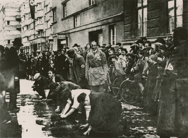 Po aneksji Austrii przez Trzecią Rzeszę mieszkańcy stolicy przyglądają się, jak austriaccy naziści zmuszają Żydów do szorowania chodnika. Wiedeń, marzec 1938 r.