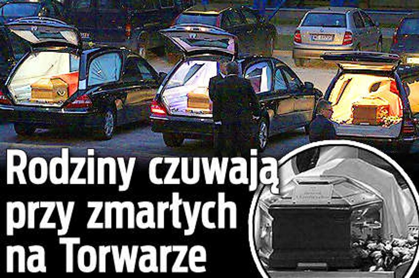 Rodziny czuwają przy zmarłych na Torwarze