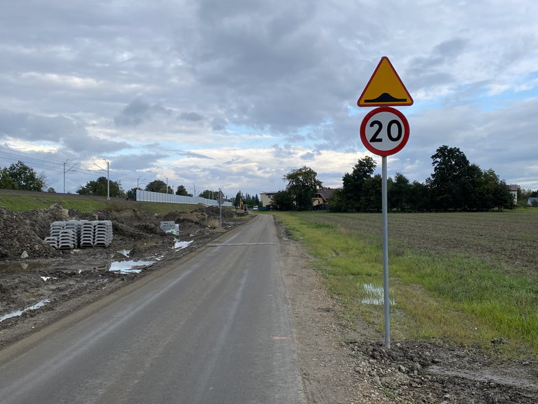 Próg zwalniający na nowej drodze wzdłuż linii kolejowej w Ligocie - 22.09.2022 · fot. mp / czecho.pl