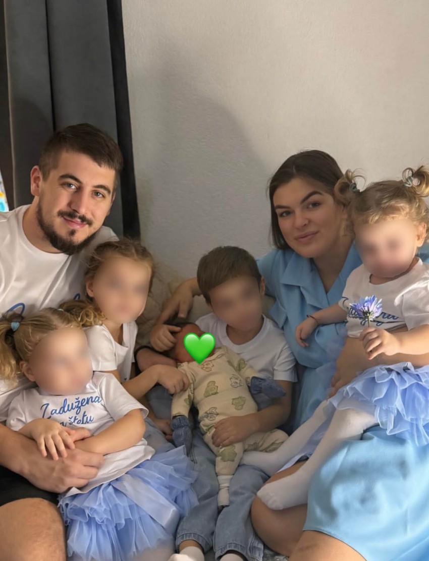 Bivša zadrugarka u 27. godini rodila peto dete: Prizor iz doma topi srca