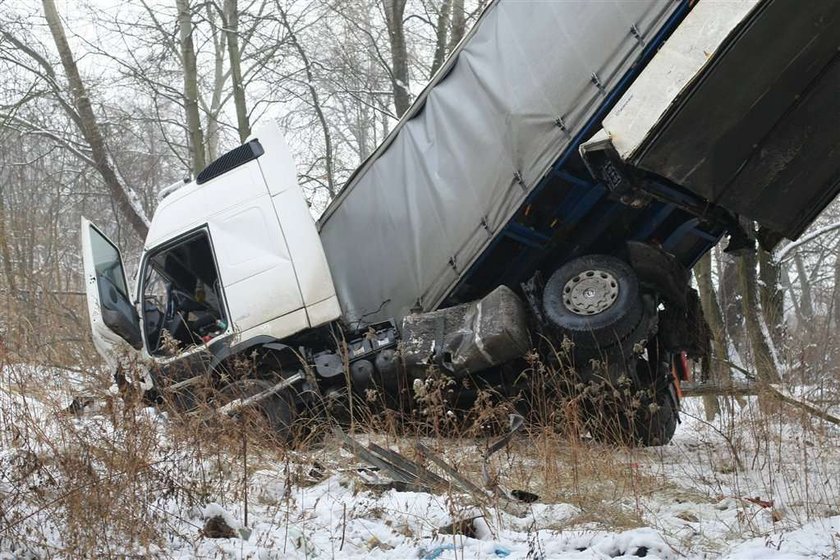 Tir spadł z wiaduktu, a kierowca...