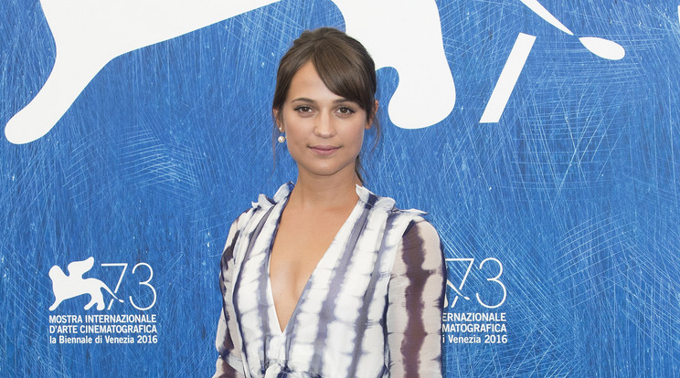 Alicia Vikander is pózol a 2017-es Pirelli naptárban