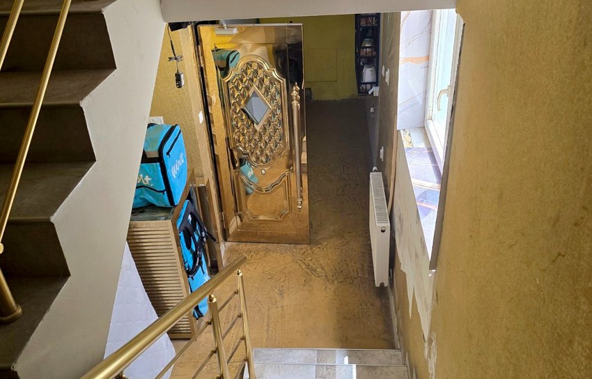 policija upala u hostel u surčinu