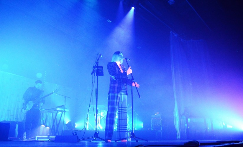 Natalia Nykiel podczas koncertu w klubie Stodoła. Warszaw, 28 listopada 2019