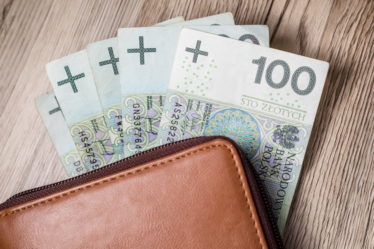 Komunikat przywołuje prognozy OECD, z których wynika, że stopa oszczędności w Polsce może w tym roku przekroczyć 2,5 proc.