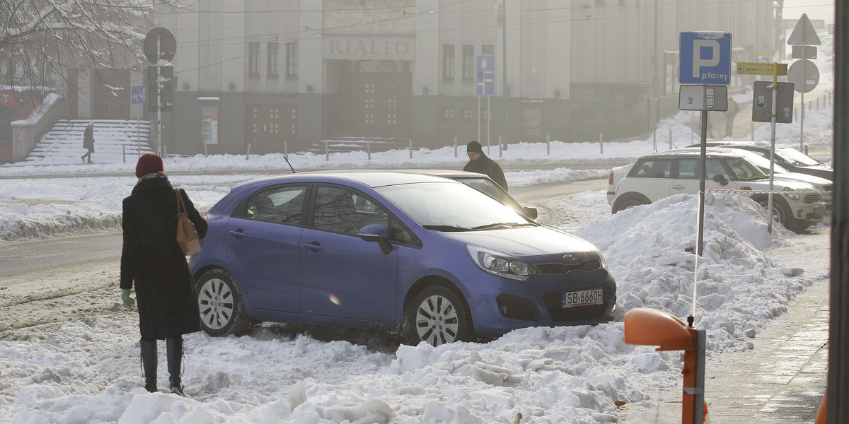 Zaśnieżone parkingi w Katowicach