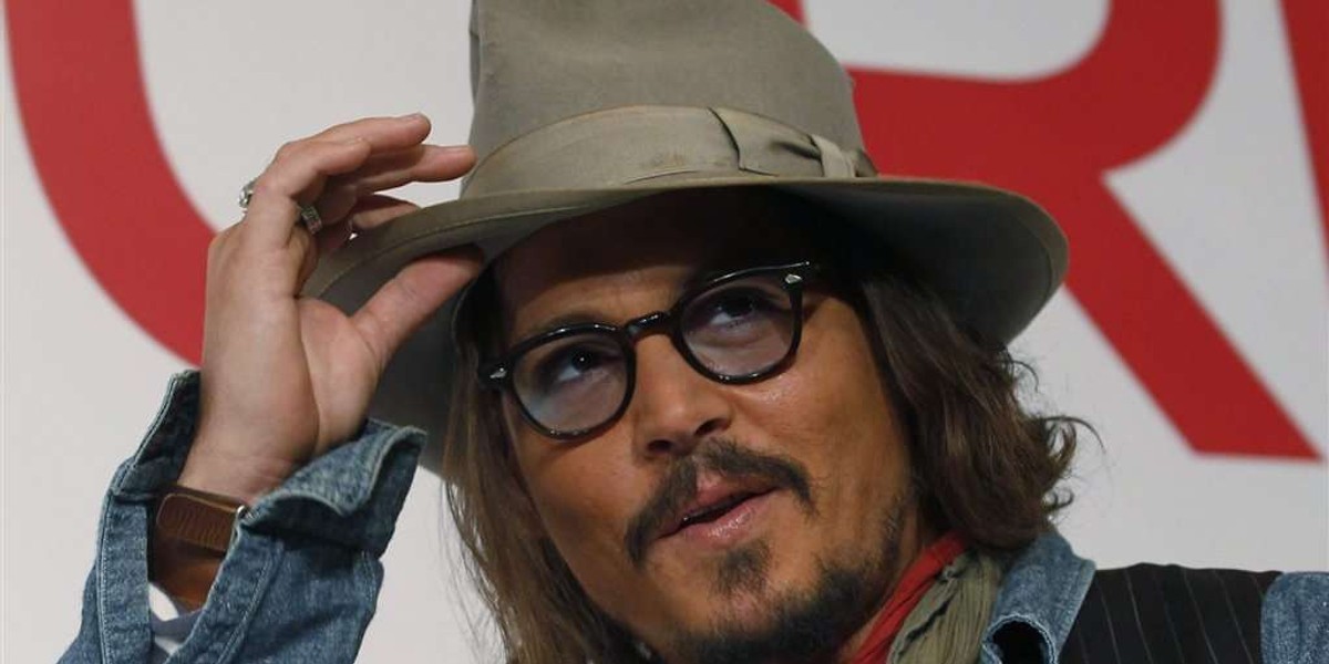 Depp słucha muzyki Biebera