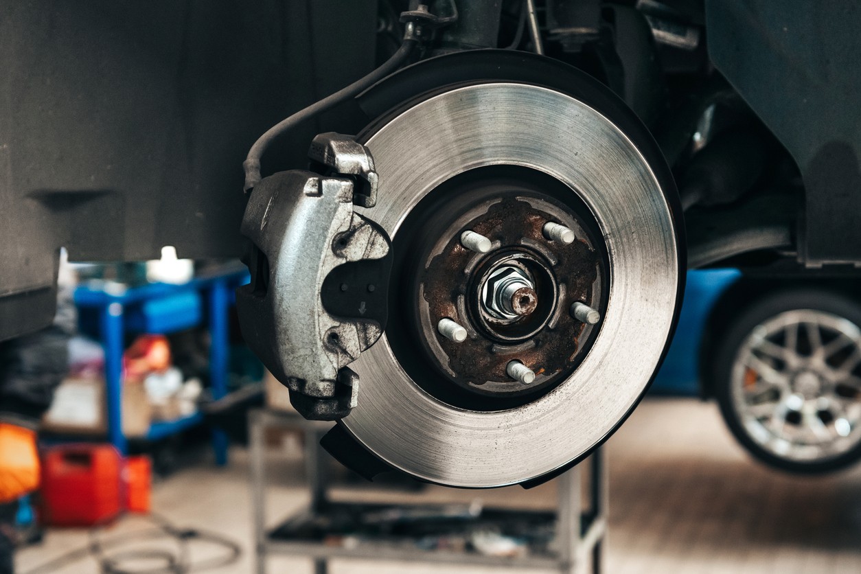 Kontrola bŕzd po mrazoch odhalí zatuhnuté piestiky a opotrebované platničky. Čistota brzdového systému priamo ovplyvňuje vašu bezpečnosť na jarných cestách. 